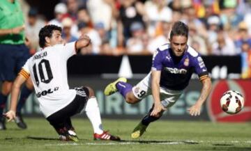 El centrocampista del Valencia Daniel Parejo lucha un balón con el delantero del RCD Espanyol Sergio García, durante el partido de la tercera jornada de Liga de Primera División, disputado esta tarde en el estadio de Mestalla.