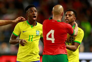 Vinicius y Rodrygo discuten con Amrabat por una entrada del futbolista marroquí durante la derrota de Brasil en Marruecos (2-1).