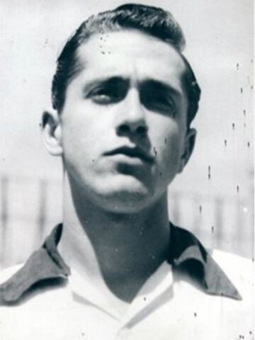 Certero delantero que vivió el momento más trascendente de su carrera en la portería; en la final de copa ante las Chivas en 1954, debió ponerse los guantes ante la expulsión del guardameta águila. En la tanda de penales, atajó un disparo que llevo a las Águilas a capturar el título.