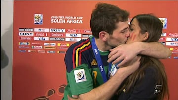 Una de las imágenes del postpartido la protagonizaron el capitán de la Selección, Iker Casillas, y su novia, la periodista Sara Carbonero. Mientras ésta entrevista al portero, éste no se pudo contener y besó a su pareja. La periodista había sufrido críticas muy duras a lo largo del campeonato.