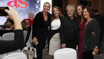 Las pioneras del deporte femenino español Coral Bistuer, Theresa Zabell, Mercedes Coghen y Miriam Blasco se fotografían con el diseñador del trofeo de la gala, Xavier Mariscal.