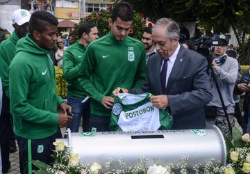 El presidente del Atlético Nacional Andrés Botero y el futbolista Felipe Aguilar en el homenaje en honor a las víctimas del accidente aéreo, en Antioquia, Colombia.