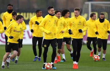 Marco Reus and Julian Weigl during a Borussia Dortmund training session ahead of their UEFA Champions League Round of 16 Second Leg match against Tottenham Hotspur on March 04, 2019 in Dortmund