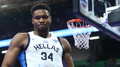 Giannis da un aviso