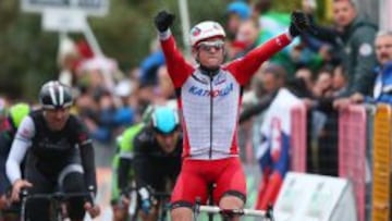 Alexander Kristoff celebra su victoria en San Remo.