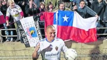 <b>ARROPADO. </b>Un grupo de aficionados chilenos arroparon al 'Chupete' en su puesta de largo.