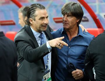 LOW57 KAZÁN (RUSIA), 22/06/2017.- El seleccionador hispano-argentino de Chile, Juan Antonio Pizzi (i), saluda al seleccionador alemán, Joachim Löw (d), antes del inicio de un encuentro de fase de grupos perteneciente a la Copa Confederaciones 2017, disputado en el Kazan Arena, en Kazán (Rusia), hoy, 22 de junio de 2017. EFE/Tolga Bozoglu