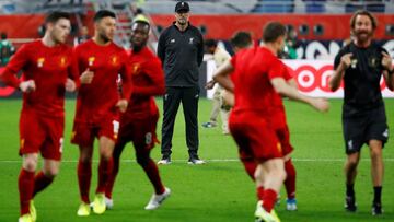 Kloop vigila el calentamiento de sus hombres antes de la semifinal del Mundialito de Clubes.