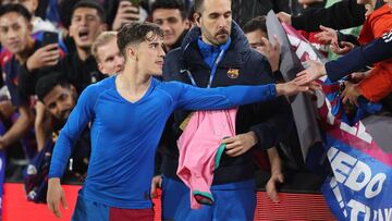 Gavi, jugador del FC Barcelona, saluda a los aficionados tras un partido.