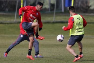 Rodrigo Millar completaría el mediocampo de la Roja.