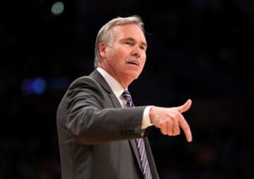 El entrenador de Los Angeles Lakers, Mike D'Antoni, durante el encuentro ante su exequipo, los Phoenix Suns.