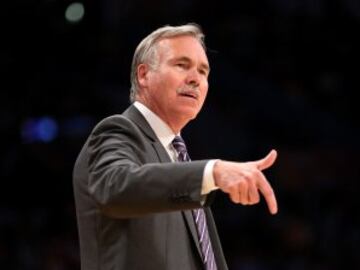 El entrenador de Los Angeles Lakers, Mike D'Antoni, durante el encuentro ante su exequipo, los Phoenix Suns.