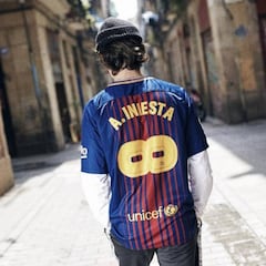 El Barça presenta la camiseta conmemorativa de Iniesta