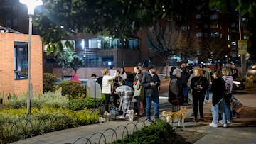 Bogotá. 17 de Agosto de 2023. Tras varias replicas durante el día Jueves, las personas del barrio Colina Campestre evacuan los edificios por la ultima replica de la noche. (Colprensa - Mariano Vimos)