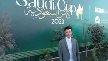 Ricardo Sousa posa para AS en el hipódromo KIng Abdulaziz de Riad, donde montará en la Saudi Cup.