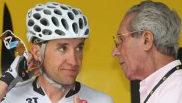 Carlos Sastre charla con Federico Martín Bahamontes en la previa de una etapa del Tour 2009.