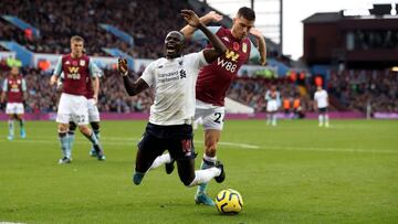 El jugador senegalés del Liverpool, Sadio Mané, ante el Aston Villa.
