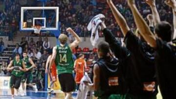 <b>EXHIBICIÓN Y FESTEJO. </b>El DKV Joventut derrotó al Pamesa por la vía del espectáculo y el banquillo verdinegro estalló de júbilo.