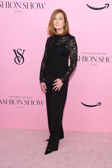 Elizabeth Preis posa en la alfombra del Victoria's Secret Fashion Show 2025.