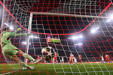 1-2. Golazo de falta de Arda Güler. Dispara con la izquierda y manda el balón la escuadra izquierda de Manuel Neuer que vuelve a no estar muy fino. Doblete del jugador turco.