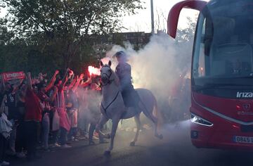 Llegada del autobús del Atlético de Madrid al Cívitas Metropolitano antes del duelo frente al Real Madrid.