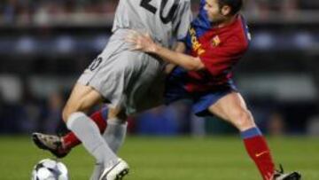 <b>MES Y MEDIO.</b> El interncaional español, Andrés Iniesta, se retiró lesionado en el partido entre el F.C.Barcelona y el Basilea al sufrir una rotura fibrilar, por lo que estará alejado de los terrenos de juego entre seis y ocho semanas.