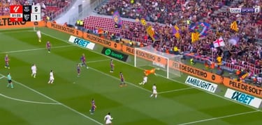 El jugador del Sevilla Djibril Sow marca de cabeza el 5-2. 