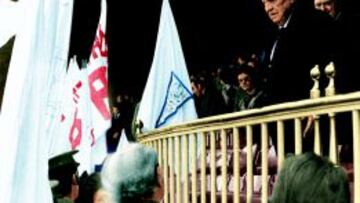 Santiago Bernabéu en el palco del estadio de Chamartín