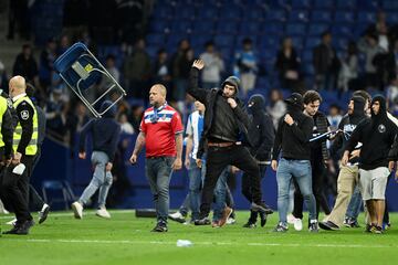 Invasión de campo de los seguidores del Espanyol cuando los jugadores del Barcelona celebraban el campeonato liguero.