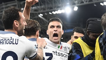 Inter Milan's Argentine forward #10 Lautaro Martinez (C) celebrates his team's first goal during the Italian Serie A football match between Atalanta and Inter Milan at the Stadio Atleti Azzurri d'Italia in Bergamo on March 16, 2025. (Photo by Isabella BONOTTO / AFP)