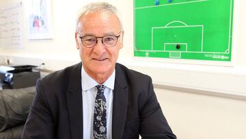 Claudio Ranieri posa durante la firma de renovaci&oacute;n de su contrato con el Leicester City para las pr&oacute;ximas cuatro temporadas.
