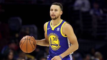 PHILADELPHIA, PA - NOVEMBER 18: Stephen Curry #30 of the Golden State Warriors brings the ball up the floor against the Philadelphia 76ers in the second half at Wells Fargo Center on November 18, 2017 in Philadelphia,Pennsylvania. NOTE TO USER: User expressly acknowledges and agrees that, by downloading and or using this photograph, User is consenting to the terms and conditions of the Getty Images License Agreement.   Rob Carr/Getty Images/AFP
 == FOR NEWSPAPERS, INTERNET, TELCOS &amp; TELEVISION USE ONLY ==