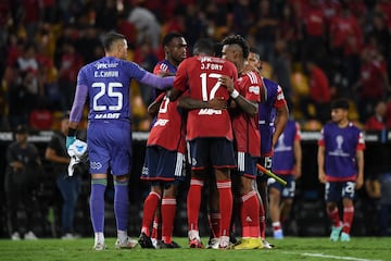 Jugadores de Independiente Medellín lamentan la eliminación en los cuartos de final ante Lanus de Argentina.