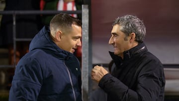 OURENSE, 18/12/2025.-El entrenador del Ourense CF Daniel Llácer, y el entrenador del Athletic Club de Bilbao Ernesto Valverde, durante el partido de Copa del Rey entre el Ourense CF y el Athletic Club de Bilbao, este jueves en el estadio O Couto en Ourense.EFE/ Brais Lorenzo