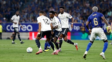 Corría el minuto 83 cuando Vinicius robó un balón en campo del Oviedo y se hizo con el esférico.