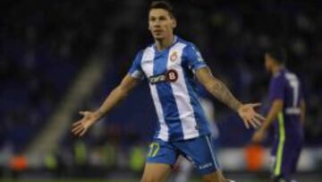 Hernán Pérez, celebrando uno de los dos goles que le marcó al Málaga hace una vuelta en Cornellà-El Prat.