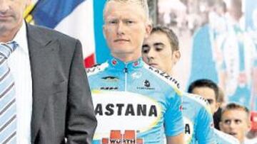 <b>EN EL OJO DEL HURACÁN. </b>Los hombres del Astaná encabezados por Marino Lejarreta están dispuestos a arrancar el Tour mañana.