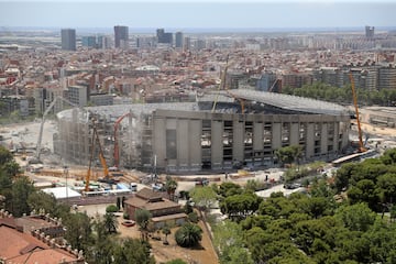 Con la tercera grada demolida casi en su totalidad, las obras de remodelacin del Camp Nou avanzan hasta el momento segn los plazos establecidos.