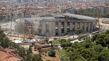 Con la tercera grada demolida casi en su totalidad, las obras de remodelación del Camp Nou avanzan hasta el momento según los plazos establecidos.