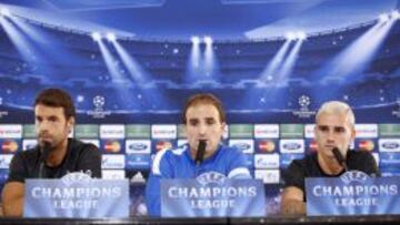 El jugador de la Real Sociedad Xabi Prieto; el técnico Jagoba Arrasate, y el francés Antoine Griezmann, comparecen durante una rueda de prensa ofrecida de cara al partido de mañana ante el Lyon.
