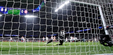 1-0. Zapatazo del uruguayo desde fuera del área, Gazzaniga no consigue atrapar el balón y le rebasa por el costado.