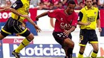 <b>DESBARAJUSTE</B>. Ni Pinola, Lequi y Rodrigo saben parar a Valdo que les supera con facilidad y esta fue una de las claves del triunfo pamplonica que mereció mejor resultado.