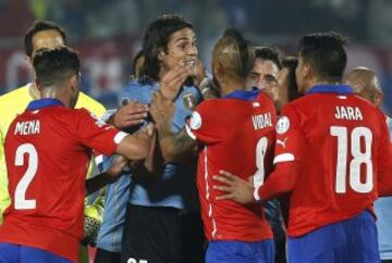 El delantero uruguayo Edison Cavani discute con el centrocampista chileno Arturo Vidal  y con el defensa chileno Gonzalo Jara durante el partido Chile-Uruguay, de cuartos de final de la Copa América de Chile 2015, en el Estadio Nacional Julio Martínez Prádanos de Santiago de Chile