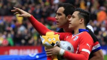 Claudio Bravo pidi&oacute; no entregarle toda la presei&oacute;n a Alexis S&aacute;nchez.