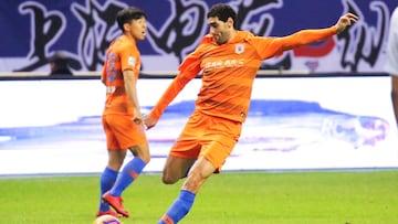 SHANGHAI, CHINA - DECEMBER 06: Marouane Fellaini #25 of Shandong Luneng Taishan kicks the ball during 2019 Chinese Football Association (CFA) Cup final match between Shanghai Greenland Shenhua and Shandong Luneng Taishan at Shanghai Hongkou Football Stadi