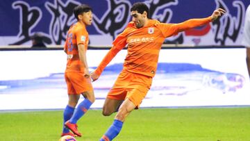 SHANGHAI, CHINA - DECEMBER 06: Marouane Fellaini #25 of Shandong Luneng Taishan kicks the ball during 2019 Chinese Football Association (CFA) Cup final match between Shanghai Greenland Shenhua and Shandong Luneng Taishan at Shanghai Hongkou Football Stadi