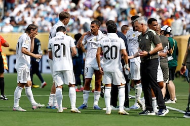 Cinco jugadores en el aire