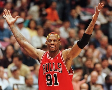 En una lista de deportistas extravagantes, la primera posición está muy clara. Dennis Rodman siempre será recordado por sus cinco anillos y por ser uno de los mejores defensas de la NBA, pero también por sus actos fuera. Además de su look (cambiaba mucho de color de pelo, llegó a tener ocho piercings en su cara) dejó actos inolvidables. Destaca cuando apareció vestido de novia en la presentación de un libro, cuando quiso entrar en el papamóvil al Vaticano y cuando reclamó el Nobel de la Paz por ‘acercar posturas’ entre Estados Unidos y Corea del Norte. Tiene un buena relación con Kim Jong Un.