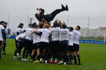 El técnico albiazul, manteado