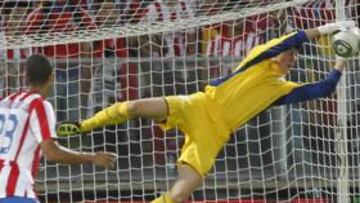 <b>NOTABLE. </b>Courtois ataja un balón en una gran estirada.